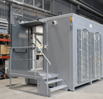 Vue extérieure d'un skid de dosage chimique intégré dans un container