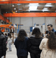 Groupe d'eleves qui decouvrent l'atelier de production