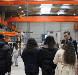 Groupe d'eleves qui decouvrent l'atelier de production
