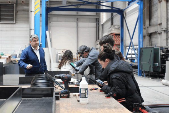 Presentation metier plasturgiste dans atelier de production CORELEC