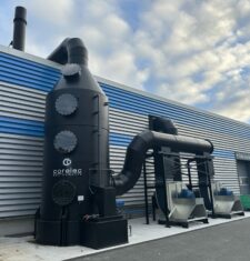 Vue d'un laveur de gaz et de son système de ventilation