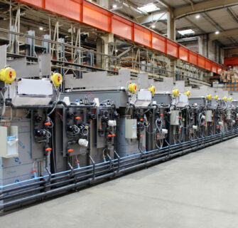 Vue du train de cuves de la ligne de traitement de surfaces