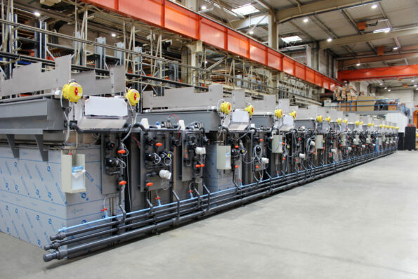 Vue du train de cuves de la ligne de traitement de surfaces